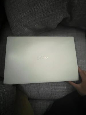 Vit ASUS bärbar dator - Snygg vit bärbar dator från ASUS med stilren design. Tangentbordet har numerisk del och chassit är i plast med metallfinish. Perfekt för studier, surf och vardagsanvändning. HDMI-port och Intel Inside-märke syns på datorn. Problem med denna datorn är att man behöver ha in laddare för den ska starta annars är allt fint