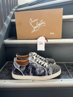 Christian Louboutin Monogram | 42 - Säljer dessa otroligt sällsynta loubsen i monogram tema. | Size 42 | Box finns | ÄKTA | Mycket bra skick  #loubs #christianlouboutin #redsole #grisch #laidback