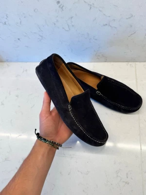 Gant mocka loafers - Snygga mörkblå loafers i mocka från gant, perfekta nu till sommaren för alla typer av outfits 