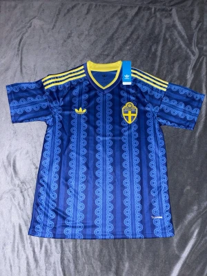 Sverige fotbollströja  - Den klassiska blåa Svenska bortatröjan, en perfekt fotbollströja inför VM