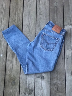 Levi’s 501 - Säljer ett par riktigt snygga Levi’s 501. Storleken på jeansen är W30, L34. Passar XS/S/M. Perfekta till vardagslooken och passar till det mesta. Säljs för 139kr pga att jag inte får användning av dem och nypris är 700-1000kr!☺️