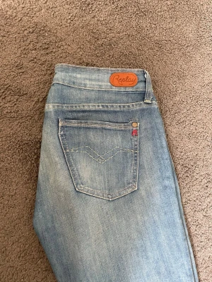 Ljusblå jeans från Replay - Snygga ljusblå jeans från Replay med klassisk femficksdesign och raka ben. Jag har sytt jeansen till bootcut själv!  W29 L34