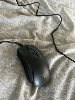 Razer Cobra gamingmus med sladd - Säljer en svart Razer Cobra gamingmus med sladd. Musen har en ergonomisk form, flera programmerbara knappar och är tillverkad i plast. Perfekt för gaming och snabba rörelser tack vare låg vikt och precis sensor. Även led belysning när den är ikopplad.