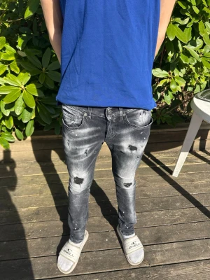 Dondup George jeans - Säljer nu enligt mig de fetaste Dondup George jeansen på marknaden🔥🔥. Jeansen är väldigt eftertraktade och har slitningar från fabrik. Nyrpris på dessa ligger runt 4000 men jag säljer endast för 1299kr(priset är diskuterbart). Tveka inte på att höra av er ifall ni har extra frågor/bilder. Skicket är som i nyskick. 