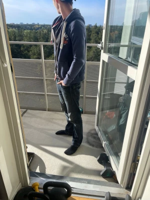 Blå Superdry hoodie med dragkedja - Tvär fett Mörkblå hoodie från Superdry med vit dragkedja och snörning i huvan. Tryck på bröstet och ärmen, samt två fickor 