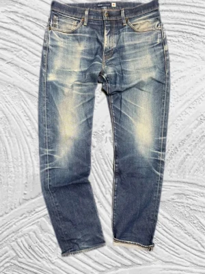 Japan Selvedge Levis 511 - Säljer mina extremt feta Japan selvedge levis 511 i storlek 32x32. Dessa jeans har fått helt sjuka fades och honeycombs och har tagits hand om väl. Byxorna har hål lite här och där, men jag tycker att det blir snyggare. Byxorna sitter straight och lägger sig över skorna på mig som är 180cm.   Mått: (+/- 1cm)  midja: 44cm Ytterben: 106cm Benöppning: 19cm