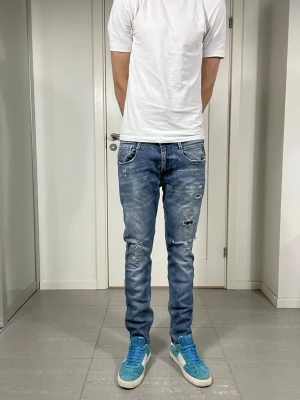 Replay Anbass Jeans  - Säljer nu dessa Replay Anbass Jeans med slitningar i populär design men som har ett litet slitage ifrån användning, W34 o L32, skriv för fler bilder/frågor🙌🏼