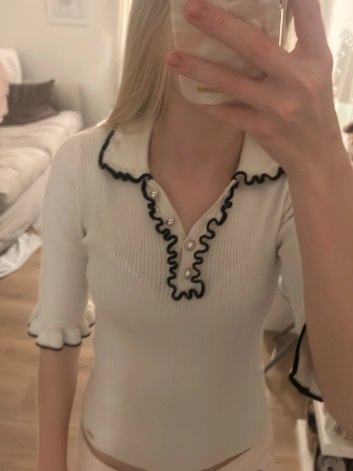 Vit blus med svarta detaljer - 1