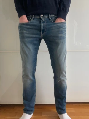 Ljusblå jeans från Replay - Säljer ett par blå jeans från Replay med klassisk femficksmodell. Jeansen har raka ben, normal midja och ljus tvätt med kontrasterande sömmar. Perfekta för en avslappnad och trendig stil.