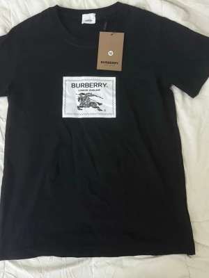 Svart Burberry t-shirt med tryck -  Säljer ett par helt nya Burberry tröja , aldrig använda. 