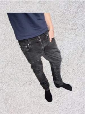 Raw nudie jeans - Snygga fades, bra skick. Det är bara att fråga om mått. Pris endast 399