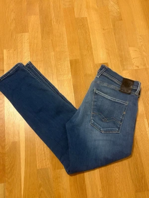 Replay jeans anbass  - Ett par snygga replay jeans. Model anbass storlek W33 L30