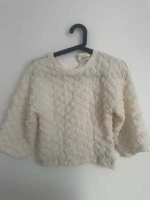 Vit quiltad blus från Carin Wester - Supersnygg vit blus från Carin Wester i quiltat tyg med struktur och rund halsringning. Blusen har trekvartsärm. Perfekt till våren och sommaren! 💞