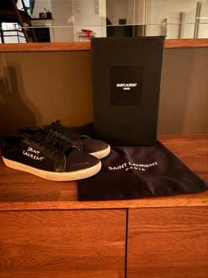 Saint Laurent skor - Saint Laurent skor i storlek 44 skorna är i bra skick. Slitningarna är design. Skriv vid minsta fundering!