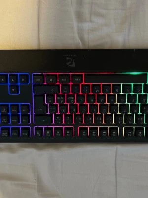 RGB-tangentbord från Piranha - Snyggt svart tangentbord från Piranha med RGB-belysning som lyser upp tangenterna i flera färger. Tangentbordet har nordisk layout och tydliga symboler. Perfekt för gaming eller studier där du vill ha lite extra stil på skrivbordet.