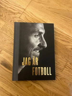 Jag är fotboll av Zlatan Ibrahimović - Snygg och stilren bok med svart hårdpärm och guldfärgad text på omslaget. Inuti finns svartvita bilder och texter av Mats Olsson. Perfekt för dig som gillar fotboll och vill läsa om Zlatans karriär och tankar.