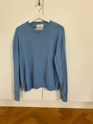 Blå  tröja från Zara Origins - Snygg blå stickad tröja från Zara Origins med rund halsringning och ribbade muddar vid ärmslut och nederkant. Sitter som en Medium snarare än en L