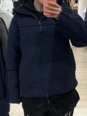 Mörkblå teddyjacka med dragkedja - Marinblå teddyjacka från Gina Tricot. I storlek xs!! Sparsamt använd. Skriv för fler bilder🌟