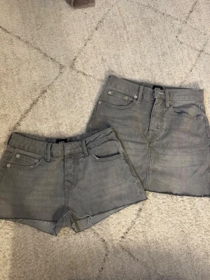 Lågmidjade shorts och kjol - Jätte fina lågmidajde shorts och kjol från lager 157 i ljus grå färg. Köpta för två år sedan så osäker om de finns kvar. Storlek xs i båda. Bara att skriva om du har några funderingar eller frågor. Rök och djurfritt hem.