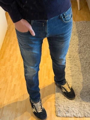Replay Anbass Hyperflex Slim Fit Jeans - Replay Anbass Hyperflex Slim Fit Jeans | Storlek: 30/32, passar dig mellan 180-190 cm | Skick: 9/10, använda fåtal gånger | Bara att skriva vid funderingar✍️