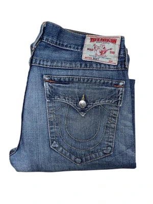 True Religion jeans - True Religion jeans Ricky fit W36 [Ytterbenslängd 114cm] [Innerbenslängd 88cm] [Midja 49cm] [Benöppning 24cm] 