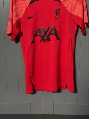 Liverpool tröja - Xs men passar även S varsamt använd!