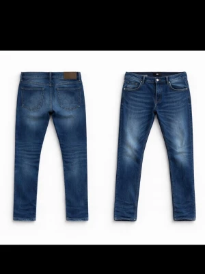 Replay anbass jeans - Snygga blå slim fit jeans från Replay med klassisk femficksmodell och slitna detaljer. Jeansen har normal midja, dragkedjegylf och Replay-logga på fickan. Tillverkade i stretchigt denim för skön passform. Storlek W32 L34. Om du har någon fråga är det bara att höra av sig mvh Levi 