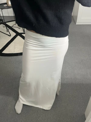 Vit tajt kjol - Säljer en vit tajt vit kjol men vet tyvärr inte var den är ifrån..