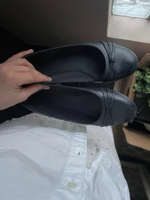 Marinblå ballerinaskor - Använda litegrann men bra skick💕💕 Kontakta mig för fler bilder🤗🤗