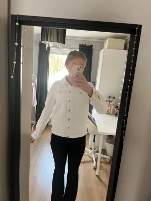Vit jeansjacka från Primark - Snygg vit jeansjacka från Primark med klassisk rak passform och långa ärmar. Jackan har stilrena sömmar och är tillverkad i tåligt jeanstyg. Perfekt för att lyfta vilken outfit som helst med en fräsch och clean look. Ändast andvänd 2-3 gånger jackan har inga tecken på andvändning🩷