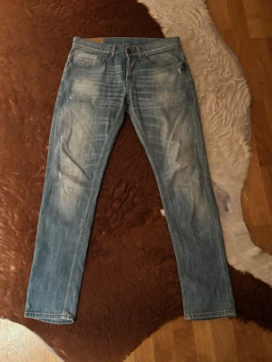 Dondup george  - Säljer ett par dondup George i storlek 32.med små slitningar och fades. Hör av dig vid minsta fundering!