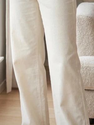 Vida vita manchesterbyxor - Snygga vida manchesterbyxor i krämvit färg med klassisk femficksmodell och hög midja. Byxorna har breda ben och är tillverkade i mjuk manchester som ger en retrovibe. Perfekta för dig som vill ha en clean och trendig look.