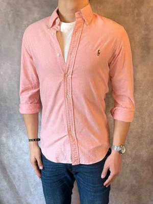 Laxrosa Ralph Lauren Skjorta - Stl S, Slim fit - RIKTIGT FET RL SKJORTA I FÄRGEN LAXROSA, perfekt till sommaren som närmar sig! 🏖️🌊 |Mycket bra skick: 9,5/10, utan defekter! | Stl: S |  Modellen är 176cm och väger 75kg,  | Hör av dig vid frågor // Galgen 🫡