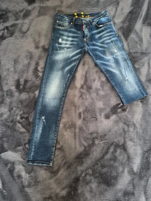 Dsquared2 64 (icon) - I mycket bra skick och sällan använda. Storleken är typ W30-L34 eller medium Materialet är i  stretchdenim så dem är väldigt behagliga men framförallt snygga att ha på sig.                   Nypriset var ca 6500 kr