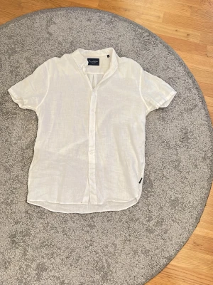 Vit linneskjorta från Bondelid - Säljer en fräsch vit linneskjorta från Bondelid, perfekt inför sommarn och i riktigt bra skick!