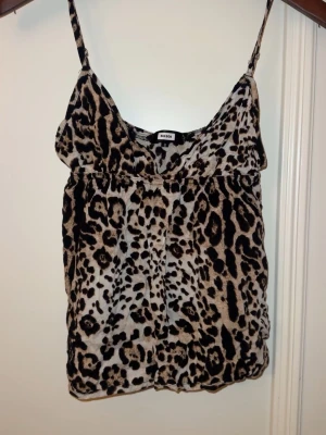 Leopardmönstrad linnetopp från Bik Bok - Säljer en snygg leopardmönstrad linnetopp från Bik Bok med tunna axelband och avslappnad passform. Toppen har beige och svarta. Pris går att diskutera. 💞 
