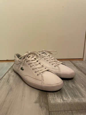 Vita Lacoste sneakers i läder - Lacoste skor som är i bra skick!  Inga skador över huvudtaget! Nästintill helt rena! (Undantag sulan)  🚨 Låda förekommer ej  🟢Inköpspris 1299kr  Har ni någon fråga angående skorna är de bara att höra av sig!