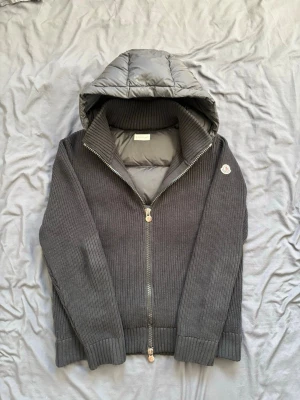 Moncler Cardigan - Svart  - Tjena! Säljer nu denna moncler cardigan. Nyskick. Använd 2-3 gånger storlek M, men passar S/M. Scannar, och nfc finns. Finns knappt denna modell ute, vid frågor kontakta gärna. Priset kan diskuteras vid snabbaffär. 