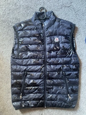 Mörkblå väst  - Hej säljer nu min mörkblå camo väst. Riktigt fett nu inför våren. Perfekt väst och enkel att matcha med.  Storlek M