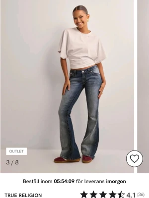 Blå bootcut jeans från True Religion - Säljer ett par mörkblå bootcut jeans köpta från Nelly från True Religion  i storlek S/36. Byxor är knappt använda därav inga synliga defekter. Säljs för 1299! på hemsidan men säljer de enbart för 400kr! 