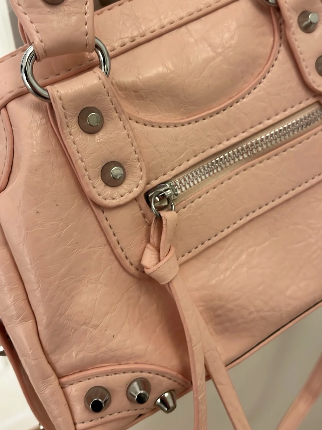Ljusrosa handväska med nitar - 1