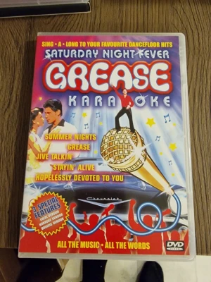 Saturday Night Fever Grease karaoke DVD - Saturday Night Fever Grease karaoke DVD. Innehåller karaokeversioner av låtar från musikalen/filmen Grease. Format: DVD. Text och musik visas på skärmen för sång med mikrofon eller hemmabioanläggning. Inga repor.