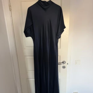 Mörkblå balklänning by Malina  - Säljer nu min fina balklänning från By Malina. Den är mörkblå, lång och i ett satintyg vilket gör den väldigt elegant! Endast använd på balen förra året och är kemtvättad så den är som ny! Nypris 4500. Färgen på klänningen finns inte kvar på hemsidan vilket gör den unik. Pris kan absolut diskuteras!