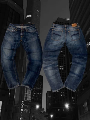 washed Nudie jeans - Tja!   Säljer ett par ass feta nudie jeans pga de var för långa.  Riktigt snygga tvättningar på jeansen lite överallt.  📐Storlek // W28 (passar mer som W29-W30) ✅Pris // nypris i butik ~1200kr 🤨 💰Vårt pris 899kr🫣  Ej några stora skador förutom ett pyttelitet vid vänster ben ungefär i mitten (se på bild 2)  Fraktar samma dag annars får du ett pr gratis jeans extra! Obs bara om du köper för orginal pris🤩  Hör av er vid minsta lilla fråga eller fundering!😀  Mvh // Hampus🤗
