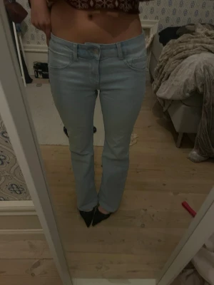 Ljusblå bootcut jeans - Säljer ett par ljusblå bootcut jeans med låg midja från HM🥹 VIKTIGT: dom är uppsydda så passar mig som är cirka: 162cm