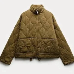 Olivgrön quiltad jacka - Populär och slutsåld quiltad olivgrön jacka från Zara. I mycket bra skick. 