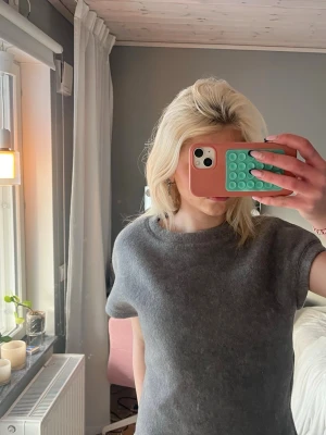 Grå t-shirt i mjukt material - Säljer en enkel och stilren grå t-shirt med rund hals och korta ärmar. T-shirten har en normal passform och är gjord i ett mjukt material som känns skönt mot huden. Perfekt för dig som gillar basic och tidlös stil.