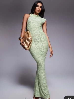 Ljusgrön spetsklänning med öppen rygg - Aldrig använd, lappen kvar, storlek 38