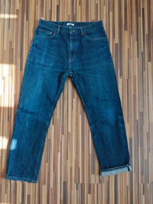 Selvedge jeans uniqlo - Snygga mörkblå jeans med rak passform och klassisk femficksdesign. Detta är ett år jeans från uniqlo som även är selvedge, de har börjat få lite schyssta fades. Storlek w30-31 och L32, mycket fint skick inga defekter hör av er vid frågor eller funderingar priset går att diskutera!!