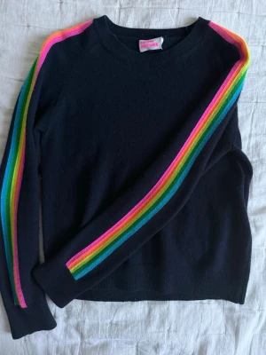 Mörkblå from future Kashmir tröja - 100% Kashmirtröja ifrån from future! Super bra skick, köpt i Paris för ca 1800kr. Mörkblå med coola och unika regnbåge detaljer💞